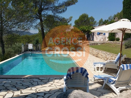 Salernes, Provencal house on one level, 140 m² with swimming pool, 2 garages and open views