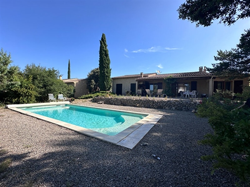 En Provence verte à Fox-Amphoux, maison de plain pieds de 154 m² sur 1643 m² de terrain.