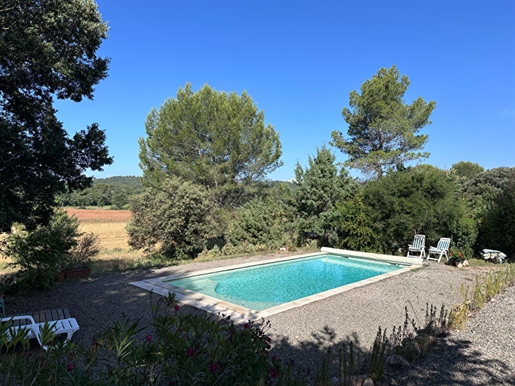 En Provence verte à Fox-Amphoux, maison de plain pieds de 154 m² sur 1643 m² de terrain.