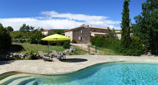 Banon, hermosa propiedad de 552 m² con casa rural en 20 Ha con piscina