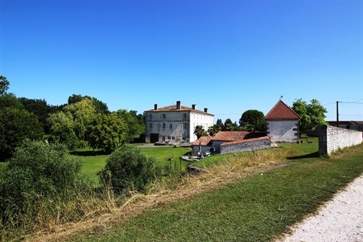 Pons - 17800 - Maison De Maitre - 17 pièces 908 m2 - 10 Ch