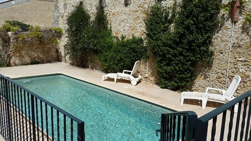 Belle maison bourgeoise de caractère avec 235 m² habitables, terrasse et cour avec piscine.