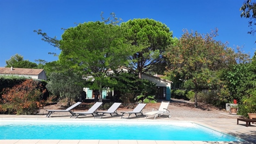 Villa accueillante et traditionnelle de 110 m² habitables sur 1565 m² de terrain avec piscine.