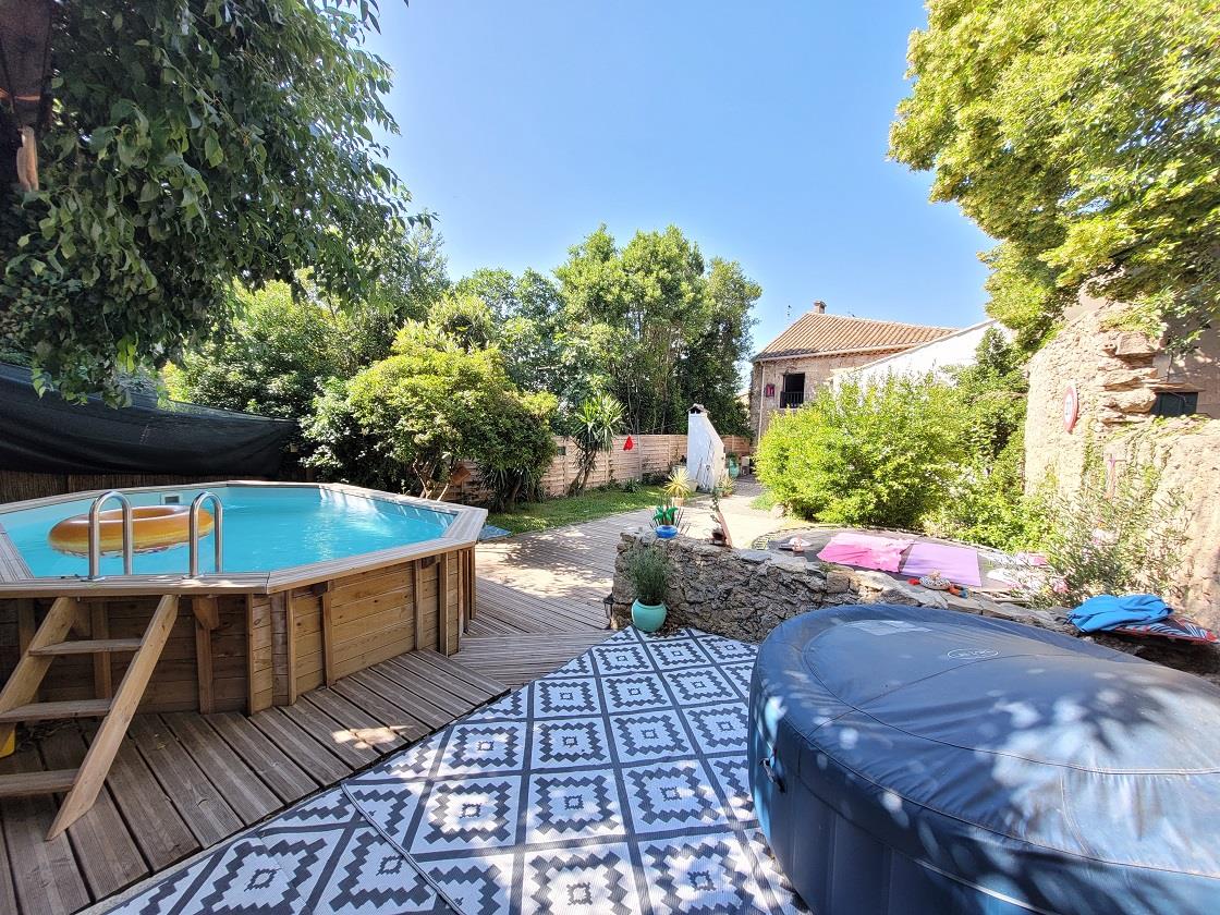 Pretty winegrower's house with 165 m² of living space, garage and charming garden of 250 m².