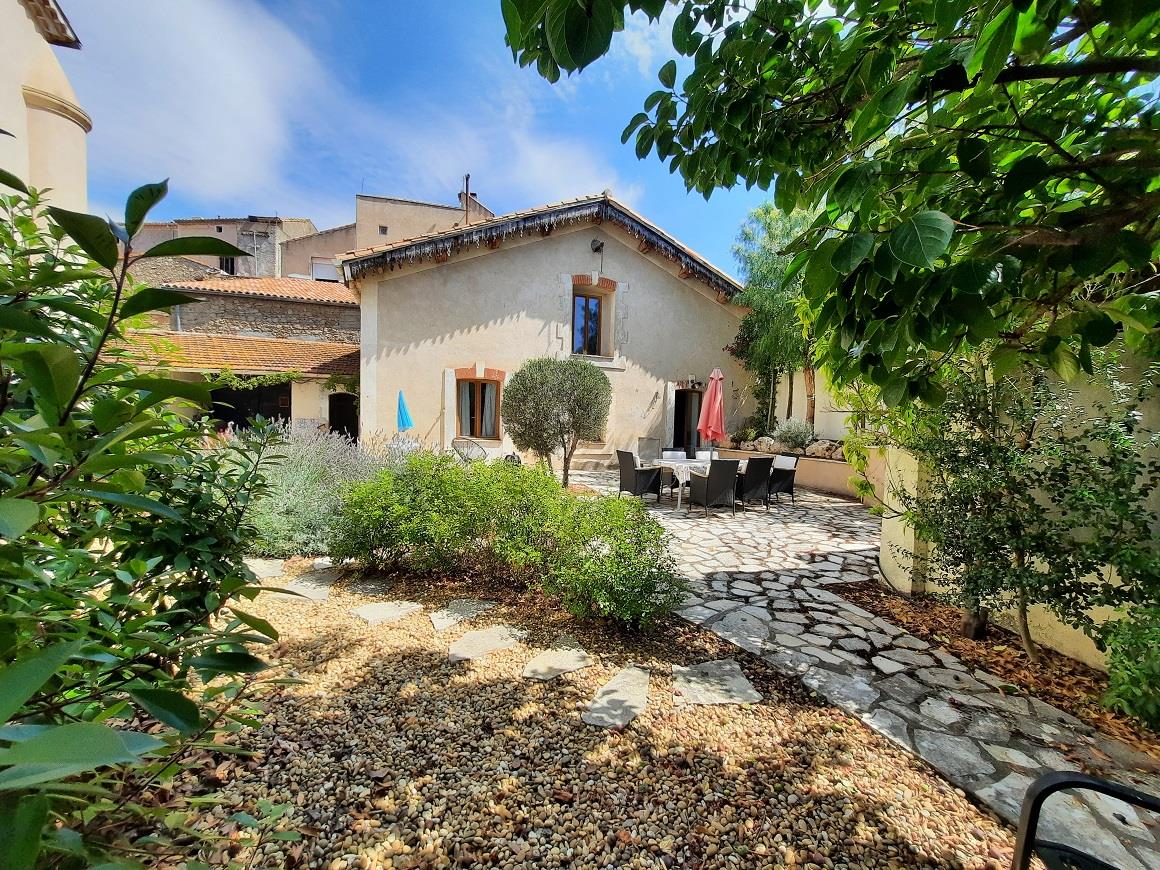 Superbe et unique maison bourgeoise avec son ramonétage sur 595 m² de terrain avec piscine.