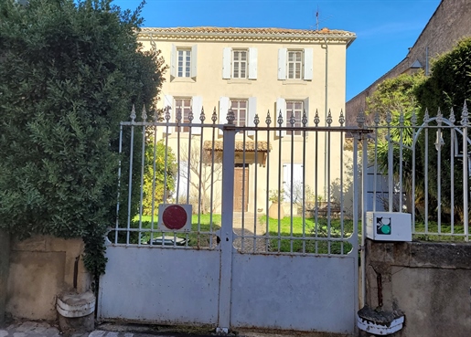 Former Annex Of A Domaine Dating From The 19th Century With 288 M2 Of Living Space On 565 M2 Of Land