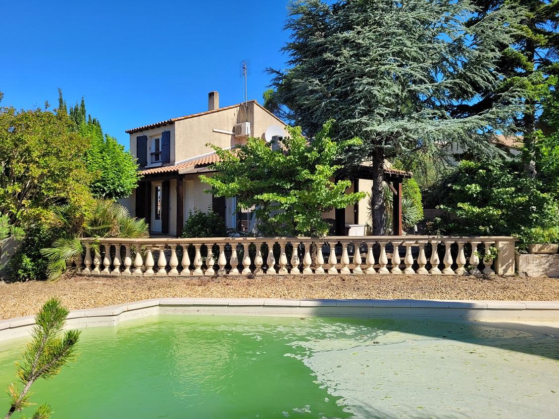 Pretty villa in need of updating, offering 90 m² living space on charming 1311 m² plot with  pool an