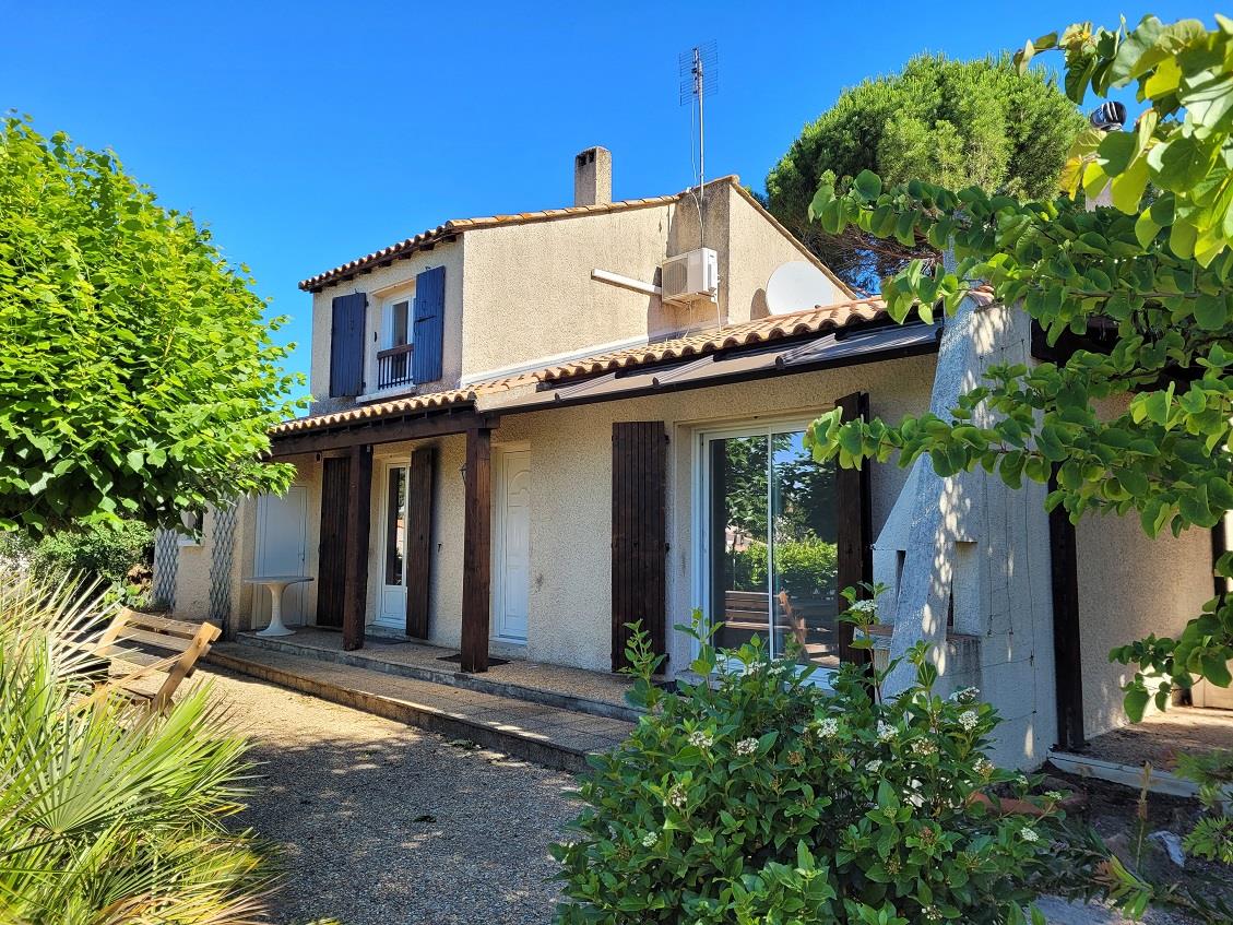 Pretty villa in need of updating, offering 90 m² living space on charming 1311 m² plot with  pool an