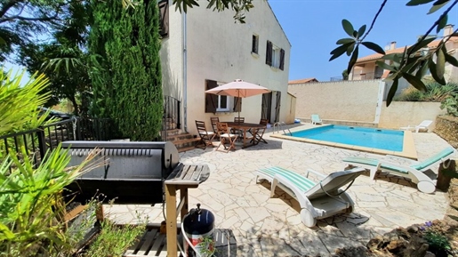 Mooie villa verdeeld in 2 appartementen met terras en garage op een perceel van 560 m² met zwembad.
