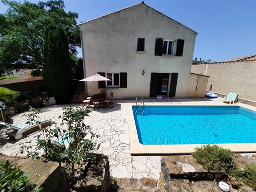 Mooie villa verdeeld in 2 appartementen met terras en garage op een perceel van 560 m² met zwembad.