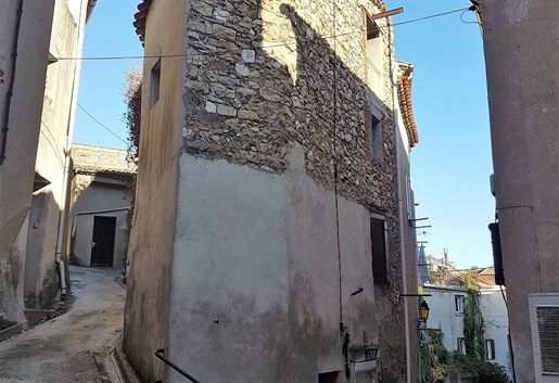 Charmante maison de village rénovée avec 2 chambres et grenier dans un village recherché.