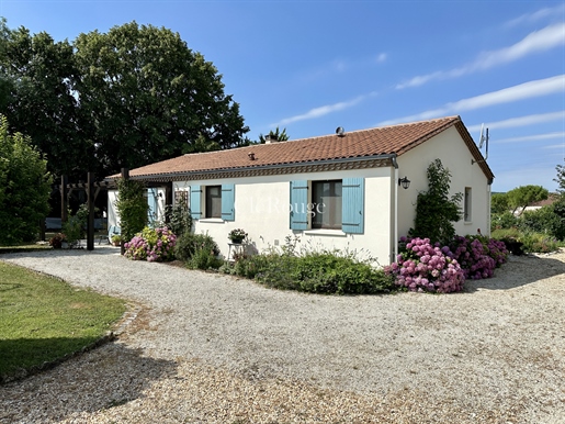 Charming house on the edge of a village with swimming pool and barn