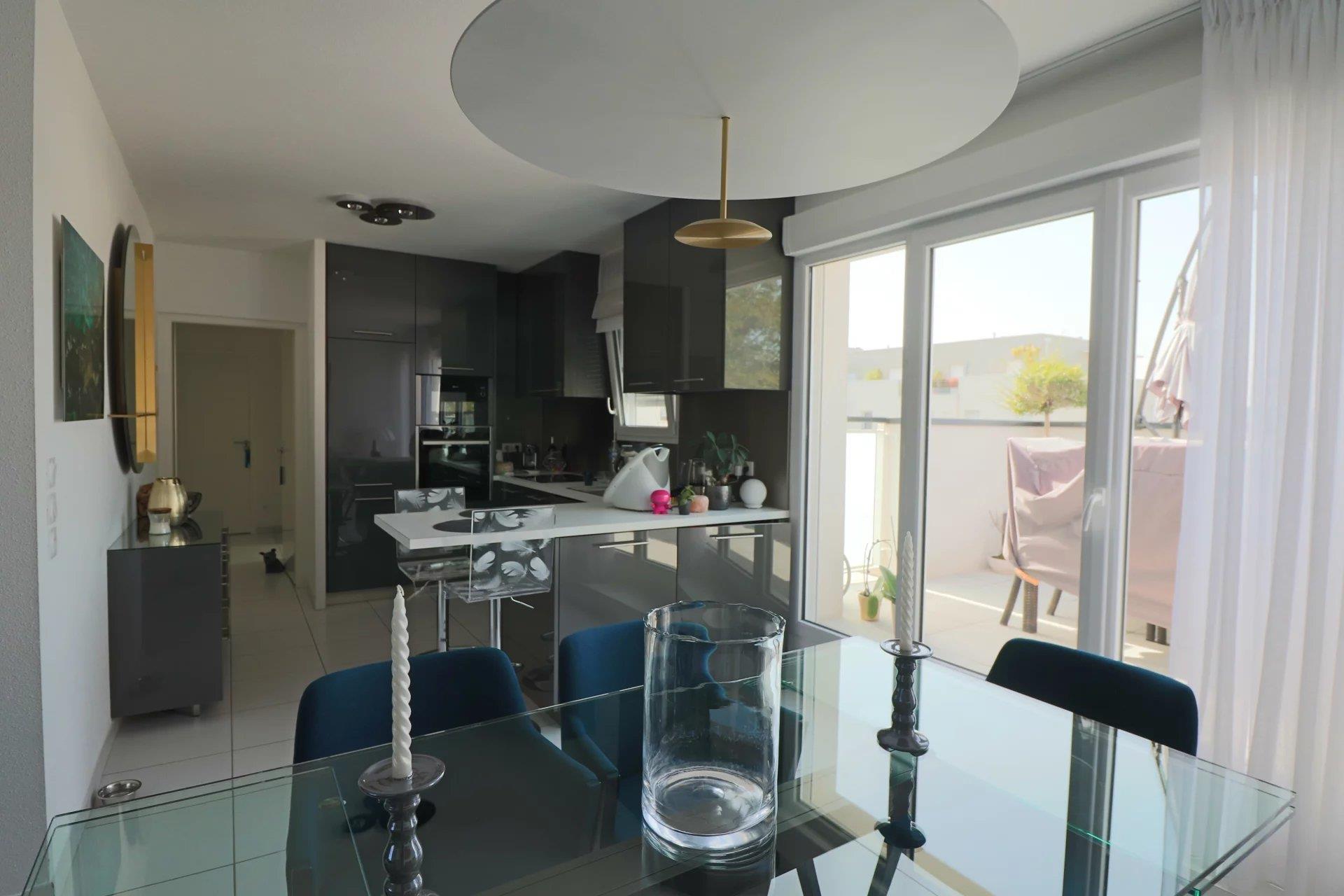 Apartment T4, 84m², terrace 60m², garages