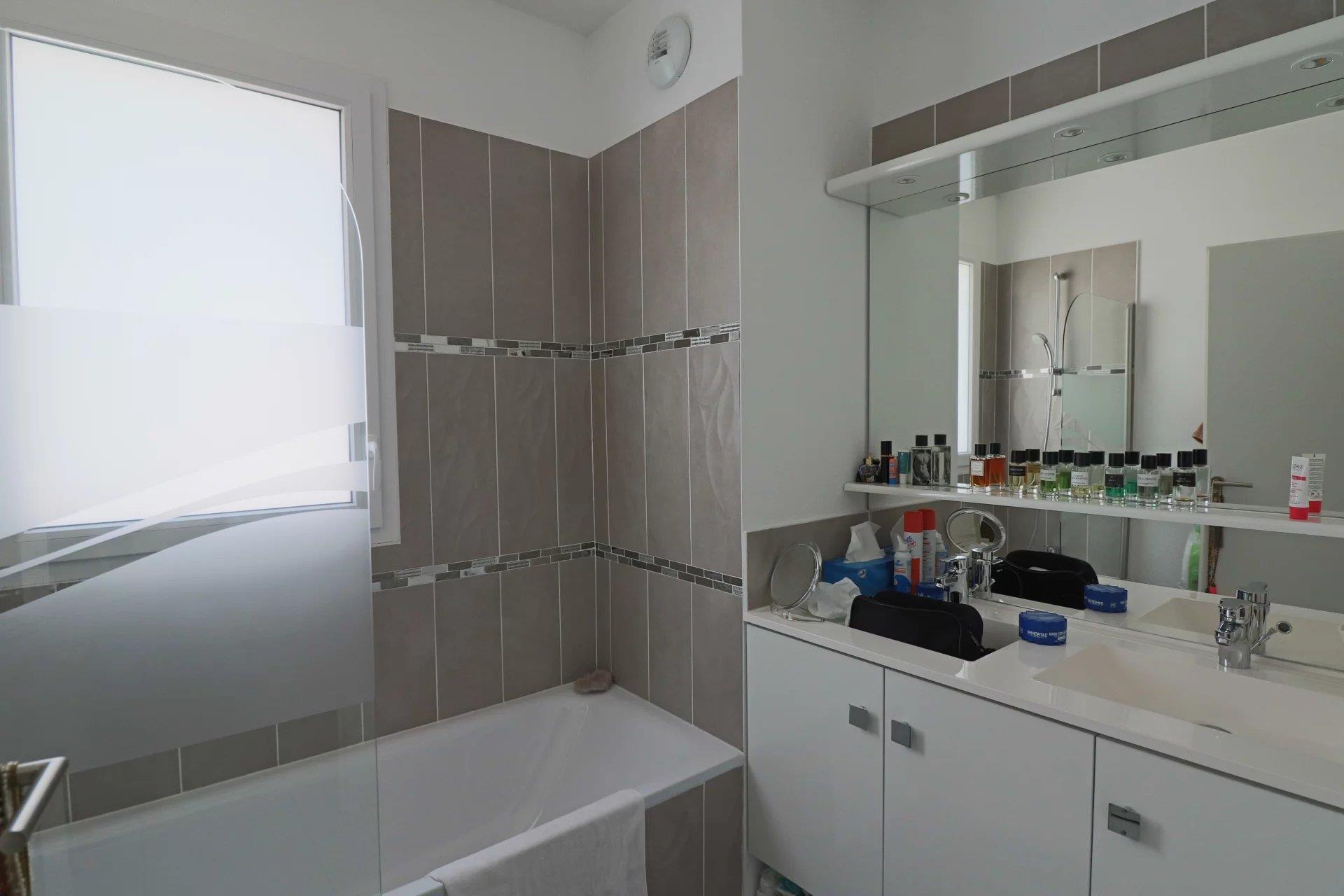 Apartment T4, 84m², terrace 60m², garages