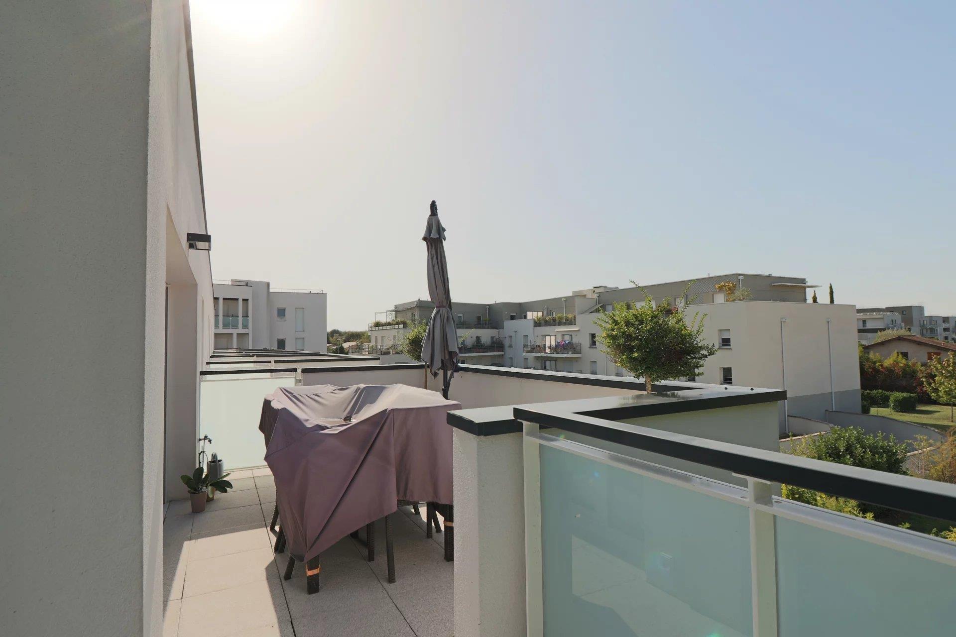 Apartment T4, 84m², terrace 60m², garages