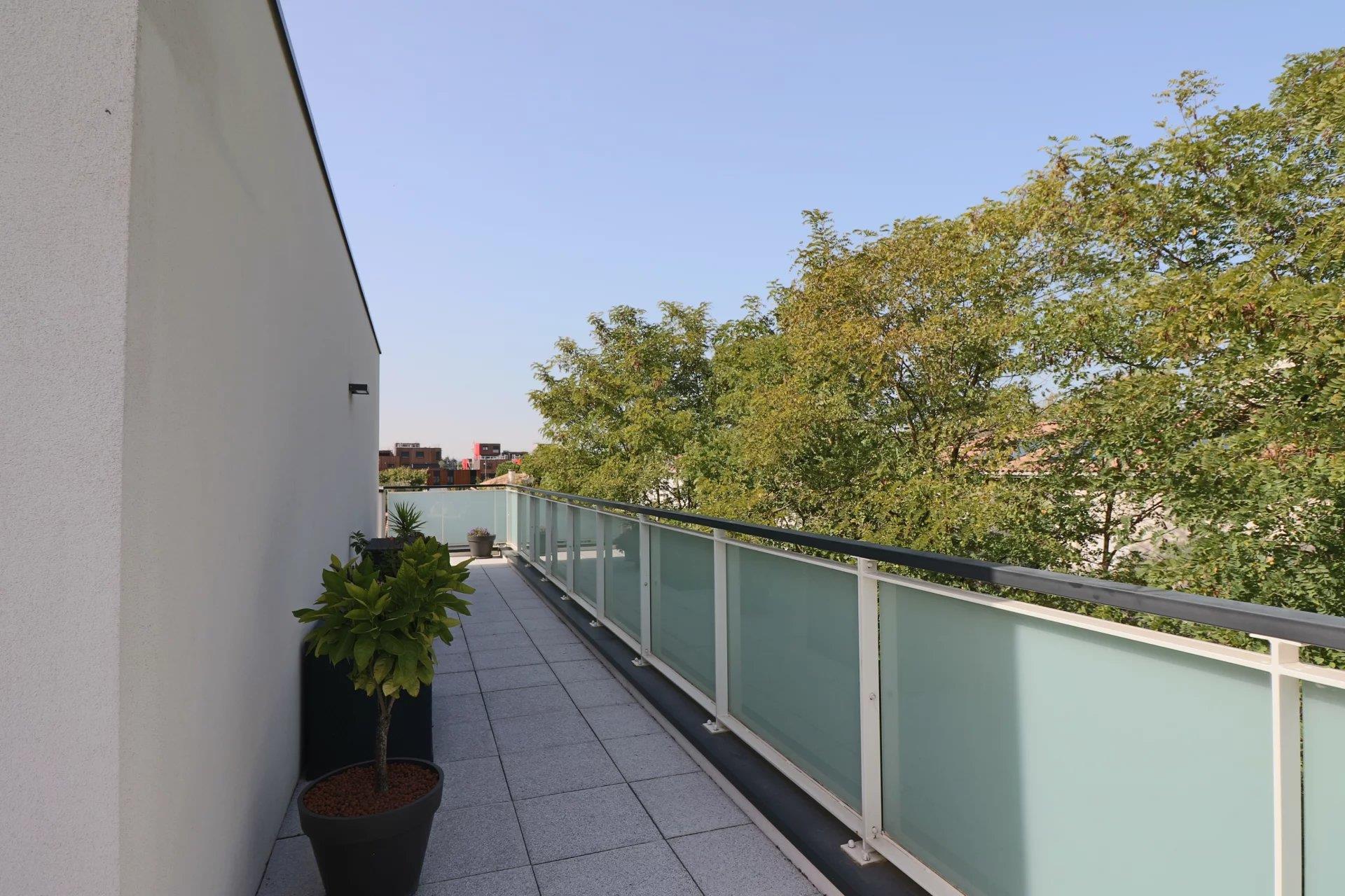 Apartment T4, 84m², terrace 60m², garages