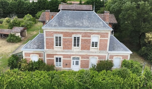 Mansion in dressed stone and red brick