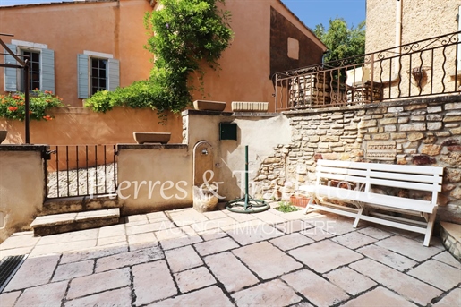 Luberon, Gargas, Village house with terrace