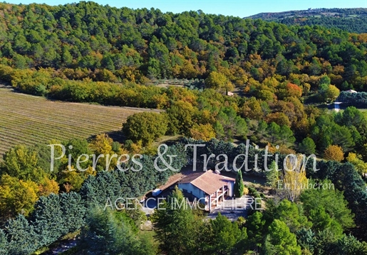 Provence, Luberon, Near the town of Apt, beautiful building on magnificent land with a view