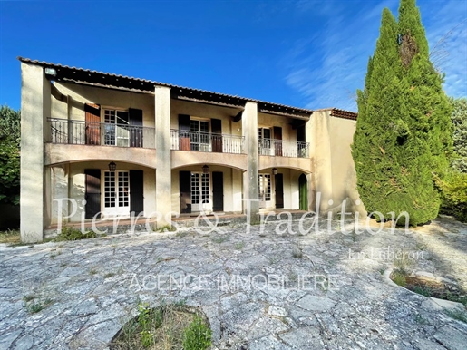 Provence, Luberon, Dicht bij de stad Apt, mooi gebouw op een prachtig stuk grond met uitzicht