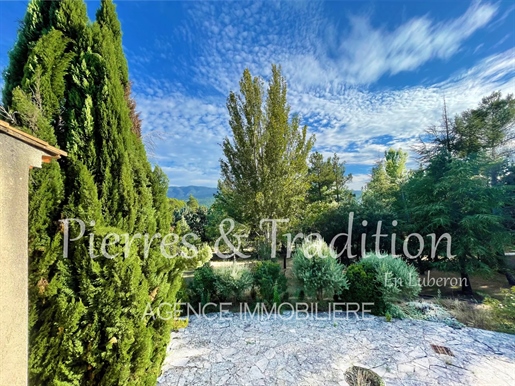Provence, Luberon, Proche de la ville d'Apt, belle bâtisse sur un magnifique terrain avec vue