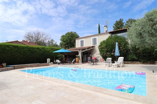 Luberon, Apt, Beautiful house with swimming pool, close to amenities