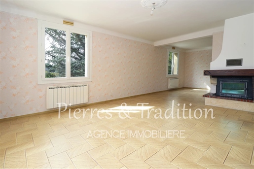 Luberon, Apt, Large house for sale with 4 bedrooms, outbuildings, garage and swimming pool
