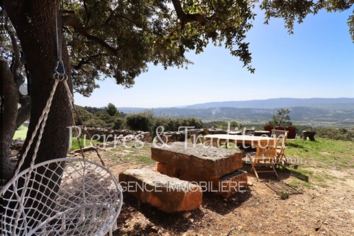Beautiful 15-hectare Provencal estate with panoramic view