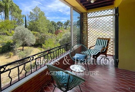 Luberon, Roussillon in Provence, Beautiful house of 170 m² with garden and swimming pool, near the v