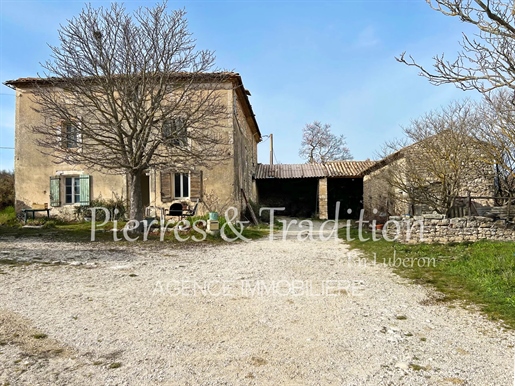 Gordes region, old farmhouse to renovate of 450 m2 on 1.4 Ha of land