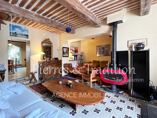 Village house with garden for sale in Goult near shops