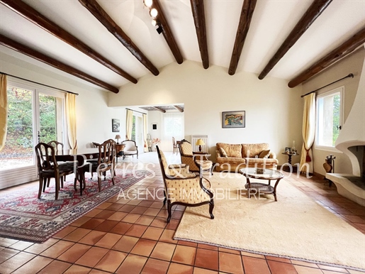 Luberon, near downtown Apt, 5 bedroom house with garden and swimming pool