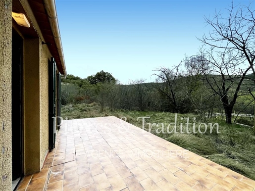 Luberon, Gignac, Small single storey house to renovate with garage on land of over 3000 m²