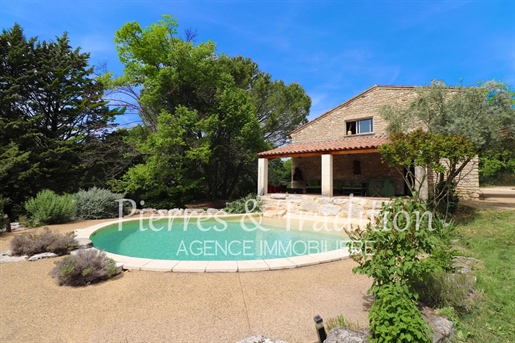 Apt in the Luberon beautiful property with large grounds and swimming pool.