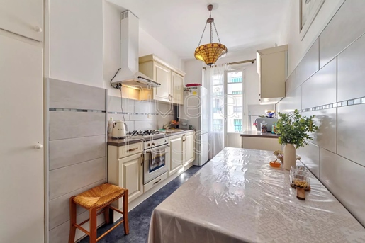 Nice, Fleurs: 2-bedroom apartment on a high floor with terrace, 5 minutes from the sea