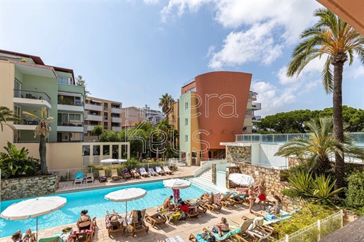 1-Bett-Wohnung, Terrasse, Residenz mit Parkplatz, 2 Pools, Stadtzentrum in Antibes