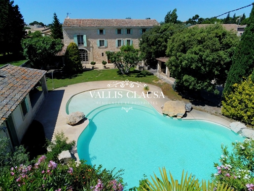 Stone farmhouse with swimming pool near the center in Carpentras