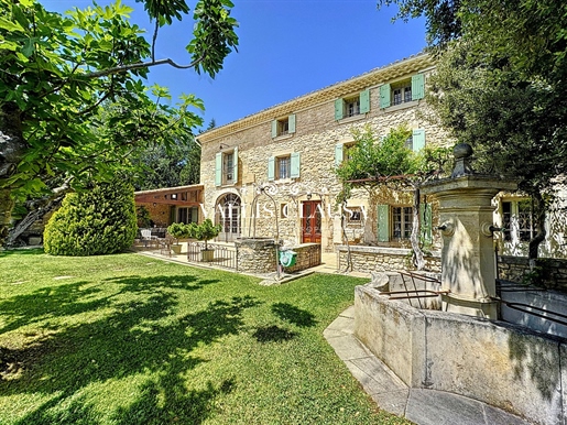 Stone farmhouse with swimming pool near the center in Carpentras