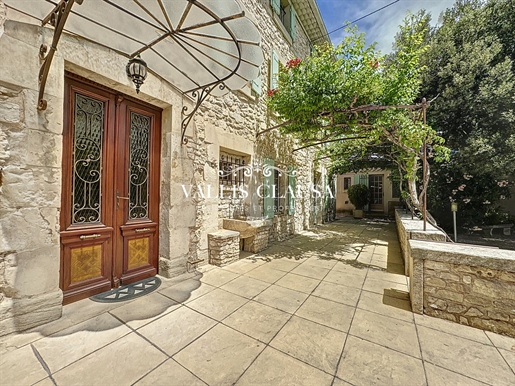 Stone farmhouse with swimming pool near the center in Carpentras