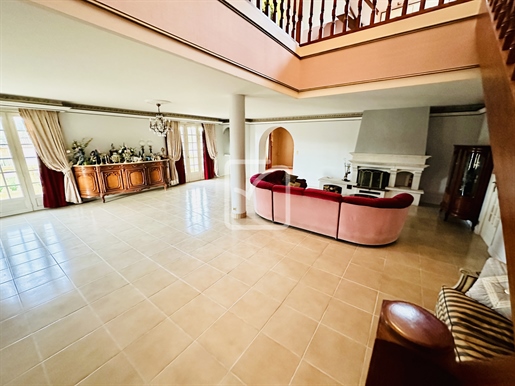 Exclusive and Atypical Duplex with 5 bedrooms, swimming pool and pull house, park of 1891m2