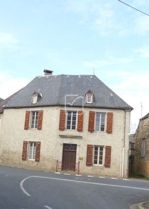 Stone village house with professional premises and house on 2 levels to be fully restored