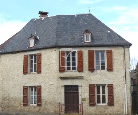 Stone village house with professional premises and house on 2 levels to be fully restored