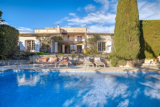 Belle Villa Provençale à Mougins de 240m² avec piscine et terrain de 2450m²