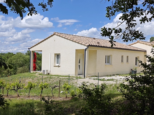 In Allègre-Les-Fumades, villa met grond