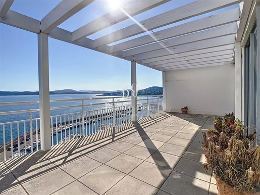 Prachtig uitzicht op zee voor deze duplex gelegen net voor de haven van Sainte Maxime!