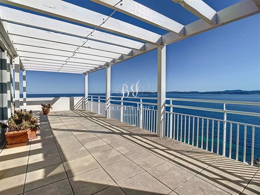 Magnifique vue mer pour ce Duplex situé à 2 pas du Port de Sainte Maxime