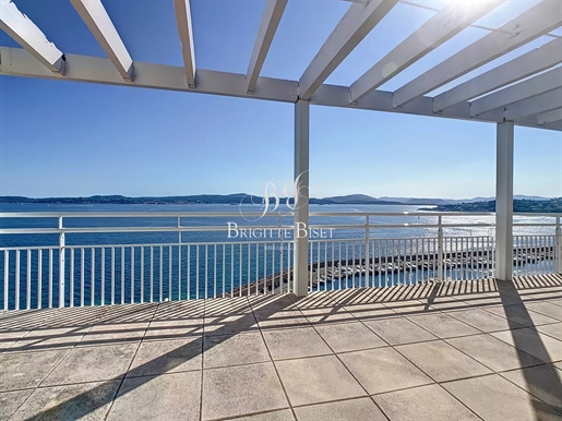 Magnifique vue mer pour ce Duplex situé à 2 pas du Port de Sainte Maxime