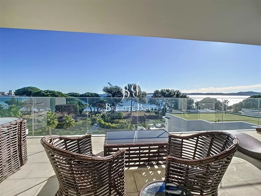 For sale luxury apartment in Sainte Maxime opposite of Saint Tropez superb sea view