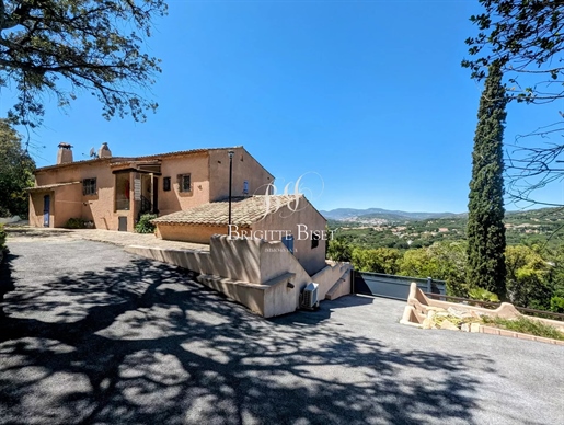 Villa with open view on the hills close to town