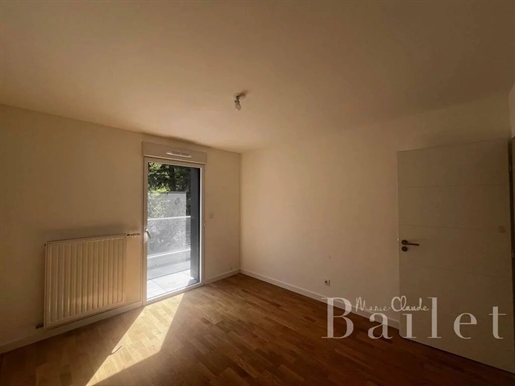 Chamant T4 of 86 m² in attic, facing North. It also includes a large terrace of 64 m² with